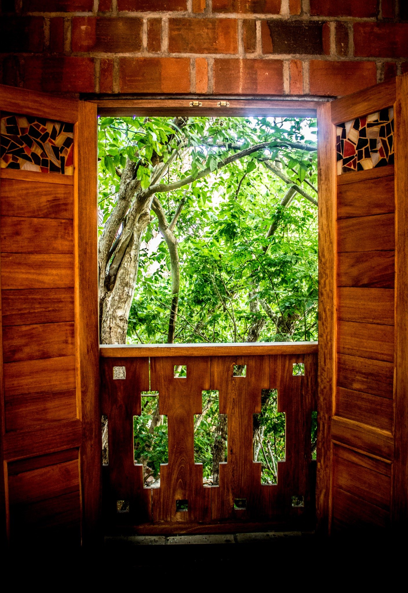 Ventana y detalles de Nuuna abiertos a la vegetación