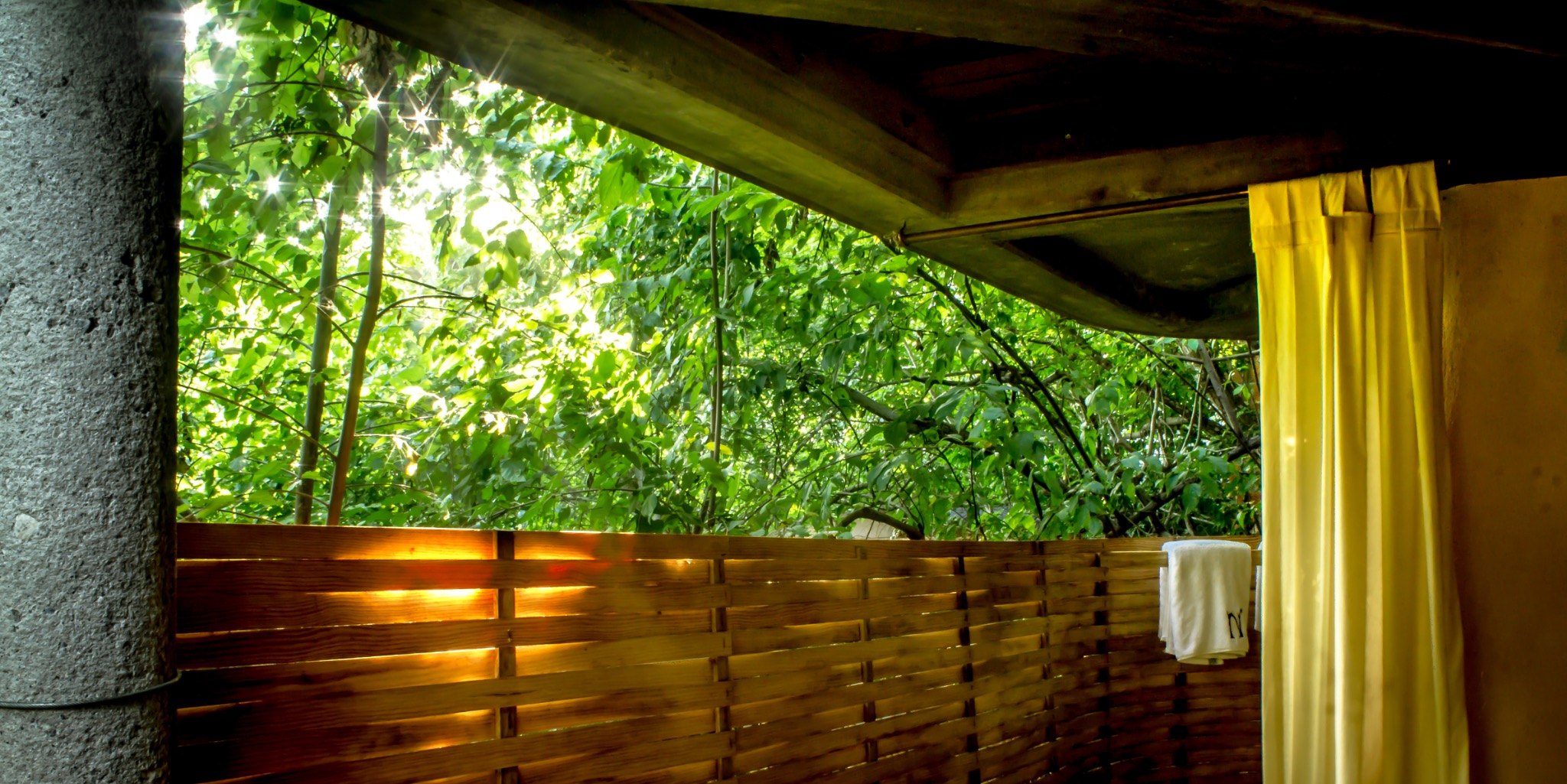 Bucket bath exterior rodeado de vegetación en Nuuna